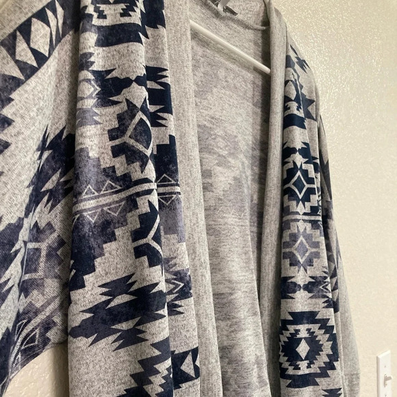 NWOT Charlotte Russe Navy and Gray Aztec Pattern Cardigan - Picture 2 of 4